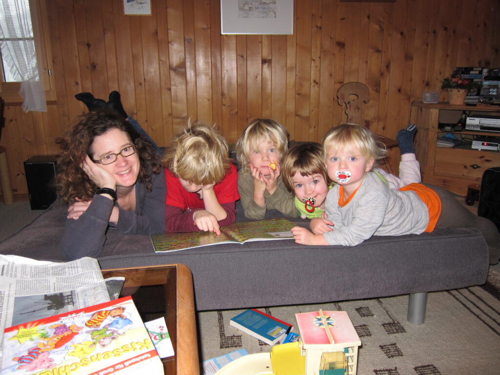 Frau mit Kindern auf dem Sofa